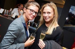 Julie Taton @ Cocktail event Nuxe Guests avec Julie Taton Bar à cocktail Stir it Up event Nuxe